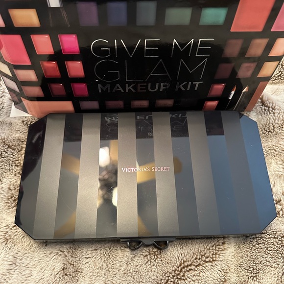 Makeup Kit - Multi-Color - Picture 2 of 9